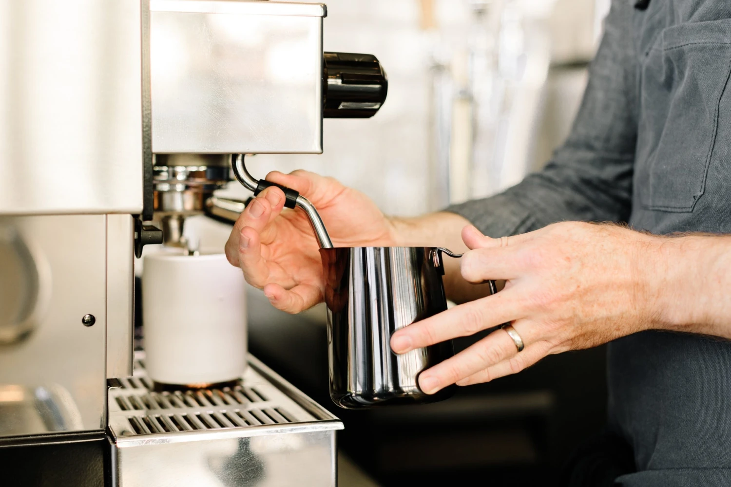 Fellow Eddy Steaming Pitcher 18oz - Graphite 6 Fellow Eddy Steaming Pitcher 18oz - Graphite - Image 4