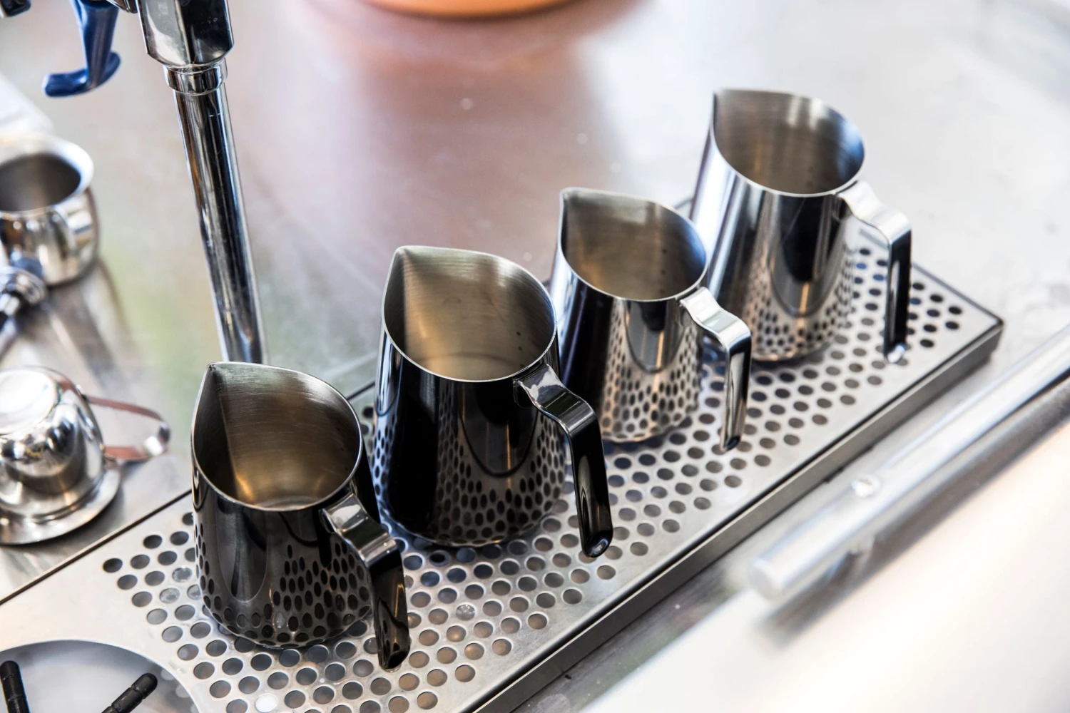 Fellow Eddy Steaming Pitcher 12oz - Graphite 7 Fellow Eddy Steaming Pitcher 12oz - Graphite - Image 5